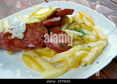 Chorrillana - chilenische Gericht, bestehend aus einem Teller mit Pommes frites, garniert mit Rindfleisch in Scheiben in Streifen schneiden, Eiern, gebratenen Zwiebeln und oc Stockfoto