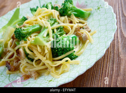 Knackigen Broccoli-Salat mit Nudeln, Huhn Stockfoto