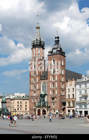 St. Marien Kirche am Marktplatz in der Altstadt von Krakau in Polen. Stockfoto