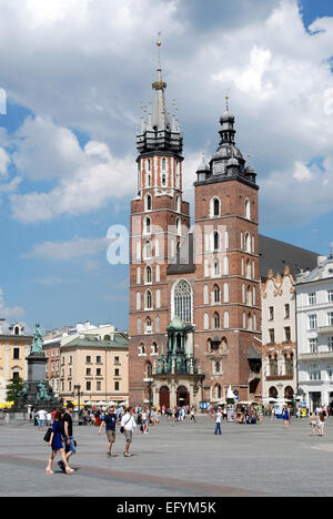 St. Marien Kirche am Marktplatz in der Altstadt von Krakau in Polen. Stockfoto