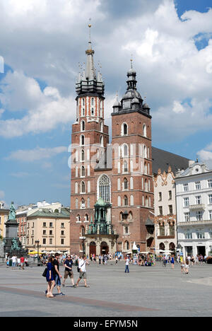 St.-Marien Kirche am Marktplatz in der Altstadt von Krakau in Polen. Stockfoto