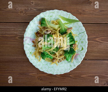 Knackigen Broccoli-Salat mit Nudeln, Huhn Stockfoto