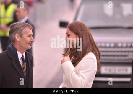 Portsmouth, Hampshire. 15. Februar 2015, die Herzogin von Cambridge Treffen der Bürgermeister und der Öffentlichkeit bei einem Besuch in GB Unterstützung bieten, um zurück zu gewinnen, der America Cup Stockfoto