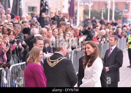 Portsmouth, Hampshire. 15. Februar 2015, die Herzogin von Cambridge Treffen der Bürgermeister und der Öffentlichkeit bei einem Besuch in GB Unterstützung bieten, um zurück zu gewinnen, der America Cup Stockfoto