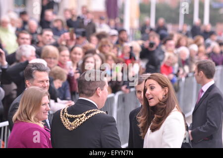 Portsmouth, Hampshire. 15. Februar 2015, die Herzogin von Cambridge Treffen der Bürgermeister und der Öffentlichkeit bei einem Besuch in GB Unterstützung bieten, um zurück zu gewinnen, der America Cup Stockfoto