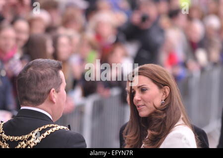 Portsmouth, Hampshire. 15. Februar 2015, die Herzogin von Cambridge Treffen der Bürgermeister und der Öffentlichkeit bei einem Besuch in GB Unterstützung bieten, um zurück zu gewinnen, der America Cup Stockfoto
