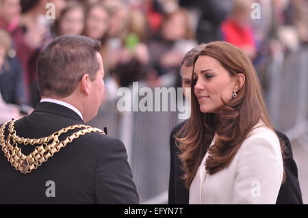 Portsmouth, Hampshire. 15. Februar 2015, die Herzogin von Cambridge Treffen der Bürgermeister und der Öffentlichkeit bei einem Besuch in GB Unterstützung bieten, um zurück zu gewinnen, der America Cup Stockfoto