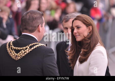 Portsmouth, Hampshire. 15. Februar 2015, die Herzogin von Cambridge Treffen der Bürgermeister und der Öffentlichkeit bei einem Besuch in GB Unterstützung bieten, um zurück zu gewinnen, der America Cup Stockfoto