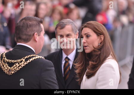 Portsmouth, Hampshire. 15. Februar 2015, die Herzogin von Cambridge Treffen der Bürgermeister und der Öffentlichkeit bei einem Besuch in GB Unterstützung bieten, um zurück zu gewinnen, der America Cup Stockfoto