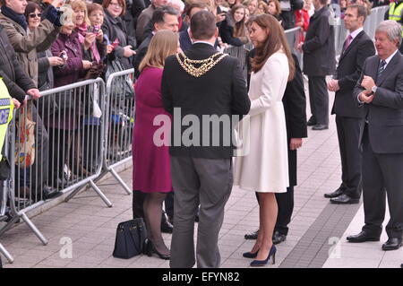 Portsmouth, Hampshire. 15. Februar 2015, die Herzogin von Cambridge Kate Middleton Treffen der Bürgermeister und der Öffentlichkeit bei einem Besuch in GB Unterstützung bieten, um zurück zu gewinnen, der America Cup Stockfoto