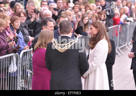 Portsmouth, Hampshire. 15. Februar 2015, die Herzogin von Cambridge Kate Middleton Treffen der Bürgermeister und der Öffentlichkeit bei einem Besuch in GB Unterstützung bieten, um zurück zu gewinnen, der America Cup Stockfoto