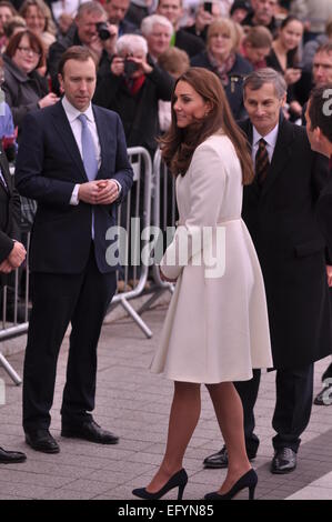 Portsmouth, Hampshire. 15. Februar 2015, die Herzogin von Cambridge Treffen der Bürgermeister und der Öffentlichkeit bei einem Besuch in GB Unterstützung bieten, um zurück zu gewinnen, der America Cup Stockfoto