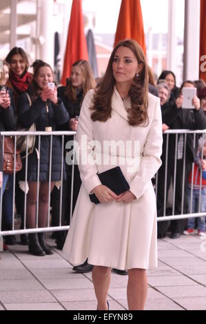 Portsmouth, Hampshire. 15. Februar 2015, die Herzogin von Cambridge Treffen der Bürgermeister und der Öffentlichkeit bei einem Besuch in GB Unterstützung bieten, um zurück zu gewinnen, der America Cup Stockfoto