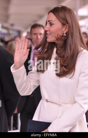 Portsmouth, Hampshire. 15. Februar 2015, die Herzogin von Cambridge Kate Middleton Treffen der Bürgermeister und der Öffentlichkeit bei einem Besuch in GB Unterstützung bieten, um zurück zu gewinnen, der America Cup Stockfoto