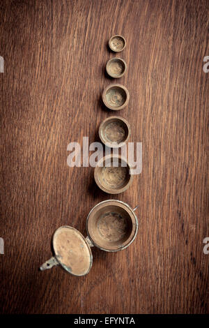 Set Metall Messung Cups von groß bis klein Stockfoto