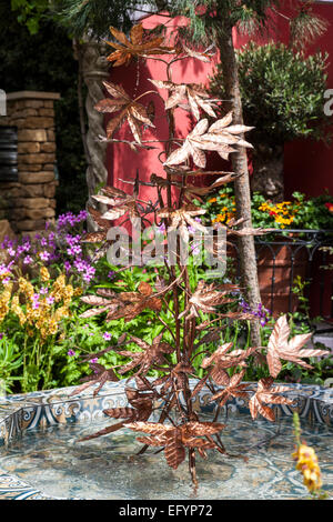 Mosaik Bassin mit Baum geformt, Brunnen und exotische Pflanzen Stockfoto