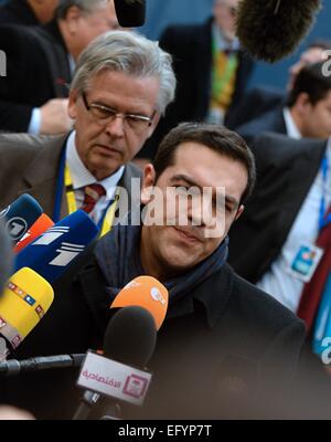 Donnerstag. 12. Februar 2015. Griechenlands Premierminister Alexis Tsipras spricht nach seiner Ankunft in einem EU-Gipfel in Brüssel am Donnerstag, 12. Februar 2015 mit den Medien. Staats-und Regierungschefs treffen sich zum einen ein-Tages-Gipfel zur Erörterung der Krise in der Ukraine und Kampf gegen den Terrorismus. Bildnachweis: Jakub Dospiva/CTK Foto/Alamy Live-Nachrichten Stockfoto