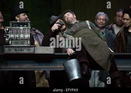 Hauptrollen. 1. Februar 2015. Giacomo Puccinis Wildwest-Oper "La Fanciulla del West" wurde bei der Hamburgischen Staatsoper am 1. Februar 2015 veranstaltet. Emily Maggee als Minnie und Andrzey Dobber (Jack Rance) und Davide Damiani (Sonora) in Hauptrollen. Dirigent: Carlo Montanaro © Dpa/Alamy Live-Nachrichten Stockfoto