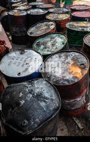 Öl-Preisverfall - leere Barrel Öl Stockfoto