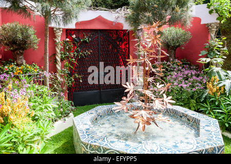 Mosaik Bassin mit Baum geformt, Brunnen und exotische Pflanzen Stockfoto