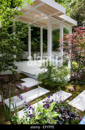 Weißer Pavillon mit eingebauten Wasserwand und Sprungbrett mit japanischen Stil, die Bepflanzung mit Acer Japonicum Stockfoto