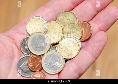 Euro-Münzen in der hand Stockfoto