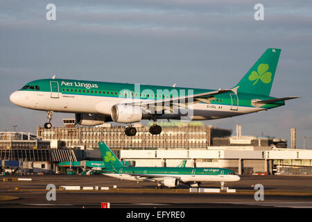 Aer Lingus Airbus A320 nähert sich die Piste 28 am Flughafen Dublin. Stockfoto