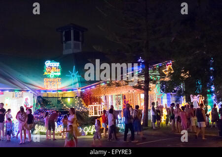 Traditionelle leichte Weihnachtsdekoration vor Sandgate Uniting Church in Brisbane im Dezember 2014 Stockfoto