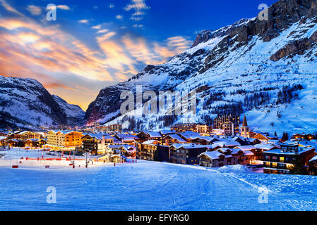 Berühmt und luxuriösen Ort des Val d ' Isère bei Sonnenuntergang, Tarentaise, Alpen, Frankreich Stockfoto