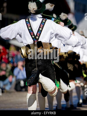 Mittenwald, Bayern, Deutschland. 12. Februar 2015. Traditionellen Karneval Narren gehen Sie durch die Stadt während der Karneval in Mittenwald, Bayern, Deutschland, 12. Februar 2015. Nach altem Brauch werden die alten Winter Geister mit lauten Geräuschen ausgeschlossen. Foto: Angelika Warmuth/Dpa/Alamy Live News Stockfoto