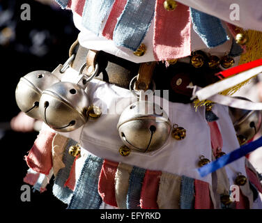 Mittenwald, Bayern, Deutschland. 12. Februar 2015. Traditionellen Karneval Narren gehen Sie durch die Stadt während der Karneval in Mittenwald, Bayern, Deutschland, 12. Februar 2015. Nach altem Brauch werden die alten Winter Geister mit lauten Geräuschen ausgeschlossen. Foto: Angelika Warmuth/Dpa/Alamy Live News Stockfoto