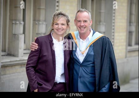 Brighton, UK. 12. Februar 2015. Norman Cook alias Fatboy Slim mit seiner Frau Zoe Ball in Brighton East Sussex heute. Norman wurde von der University of Brighton während der Winter-Abschlussfeier mit Alumnus Award 2015 vorgestellt. Bildnachweis: Jim Holden/Alamy Live-Nachrichten Stockfoto