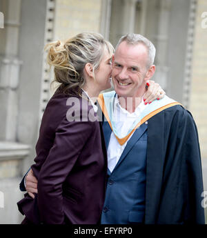 Brighton, UK. 12. Februar 2015. Norman Cook alias Fatboy Slim mit seiner Frau Zoe Ball in Brighton East Sussex heute. Norman wurde von der University of Brighton während der Winter-Abschlussfeier mit Alumnus Award 2015 vorgestellt. Bildnachweis: Jim Holden/Alamy Live-Nachrichten Stockfoto