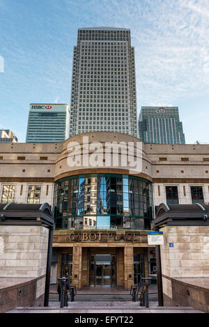 Die Wolkenkratzer von Canary Wharf von Cabot Square betrachtet; Türme sind One Canada Square, HSBC und Citigroup Stockfoto