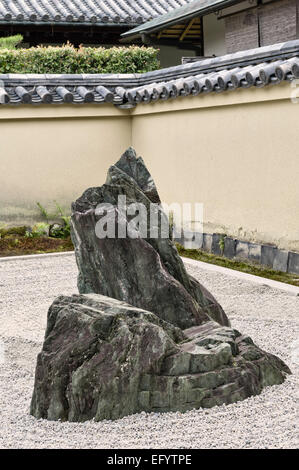 Der „Kraninsel“-Stein im Isshidan-Garten, umgeben von einem Meer aus Kies im Kare-sansui-Stil, im Ryogen-in Zen-Tempel, Daitoku-JI, Kyoto Stockfoto