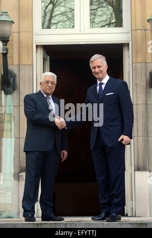 Brüssel, Brüssel, Belgien. 12. Februar 2015. Palästinensischen Präsidenten Mahmoud Abbas (L) wird von König Philippe - Filip von Belgien vor einem bilateralen Treffen am 12. Februar 2015, im königlichen Palast in Brüssel begrüßt © Thaer Ganaim/APA Bilder/ZUMA Draht/Alamy Live News Stockfoto