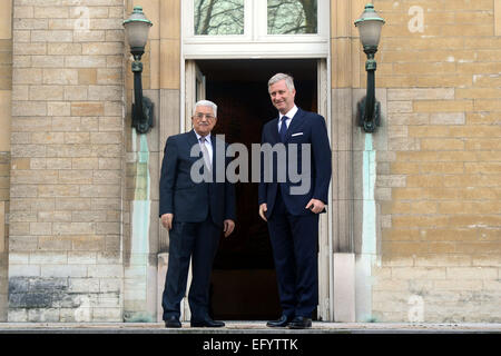 Brüssel, Brüssel, Belgien. 12. Februar 2015. Palästinensischen Präsidenten Mahmoud Abbas (L) wird von König Philippe - Filip von Belgien vor einem bilateralen Treffen am 12. Februar 2015, im königlichen Palast in Brüssel begrüßt © Thaer Ganaim/APA Bilder/ZUMA Draht/Alamy Live News Stockfoto