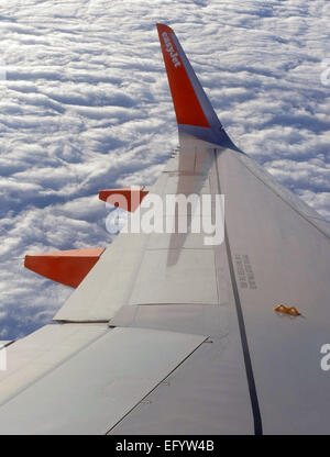 EasyJet-Logo auf Flügelspitze der Airbus A320-Flugzeuge im Flug Stockfoto
