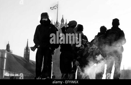 Schüler marschieren und stießen mit der Polizei und blockierte die Straße um Westminster protestieren gegen geplante Erhöhungen der Studiengebühren und Wartung Zuschuss Kürzungen am 24. November 2010 in London, United Kingdom.This ist der zweite Schüler Aktionstag und ein Student März am 10. November verursacht Sachschaden Millbank Tower und der Metropolitan Police wurde vorgeworfen, die Menge der Demonstranten stark zu unterschätzen. Es gibt Pläne, die Studenten Studiengebühren in England rund 9.000 £ pro Jahr statt der aktuellen £3.000 zu erhöhen. Stockfoto