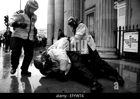 Schüler marschieren und stießen mit der Polizei und blockierte die Straße um Westminster protestieren gegen geplante Erhöhungen der Studiengebühren und Wartung Zuschuss Kürzungen am 24. November 2010 in London, United Kingdom.This ist der zweite Schüler Aktionstag und ein Student März am 10. November verursacht Sachschaden Millbank Tower und der Metropolitan Police wurde vorgeworfen, die Menge der Demonstranten stark zu unterschätzen. Es gibt Pläne, die Studenten Studiengebühren in England rund 9.000 £ pro Jahr statt der aktuellen £3.000 zu erhöhen. Stockfoto