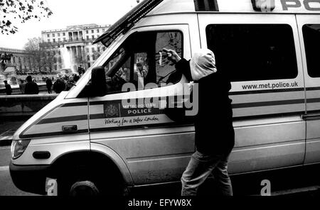 Schüler marschieren und stießen mit der Polizei und blockierte die Straße um Westminster protestieren gegen geplante Erhöhungen der Studiengebühren und Wartung Zuschuss Kürzungen am 24. November 2010 in London, United Kingdom.This ist der zweite Schüler Aktionstag und ein Student März am 10. November verursacht Sachschaden Millbank Tower und der Metropolitan Police wurde vorgeworfen, die Menge der Demonstranten stark zu unterschätzen. Es gibt Pläne, die Studenten Studiengebühren in England rund 9.000 £ pro Jahr statt der aktuellen £3.000 zu erhöhen. Stockfoto