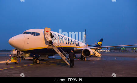 Fluggästen eine Boing 737-800 der Ryanair am Flughafen London Stansted in den frühen Morgenstunden. Stockfoto