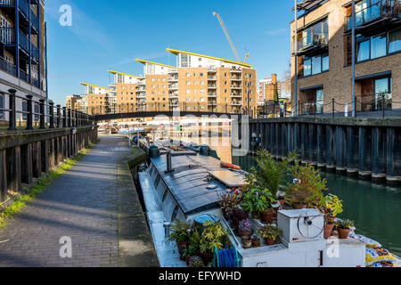 Limehouse Bassin in East London ist ein Hafenviertel Marina und Gehäuse-Wohnanlage in der Borough of Tower Hamlets Stockfoto