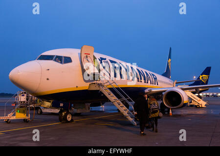 Fluggästen eine Boing 737-800 der Ryanair am Flughafen London Stansted in den frühen Morgenstunden. Stockfoto