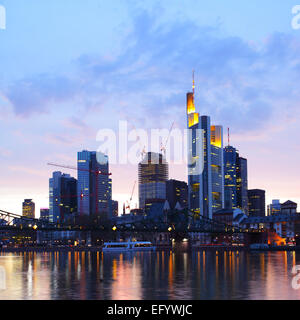 Frankfurt bin mir in der Nacht, Deutschland Stockfoto