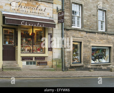 "Chocolat" das Schokoladengeschäft in Kirkby Lonsdale, eine Marktstadt in Cumbria, zwischen den Lake District und der Yorkshire Dales. Stockfoto