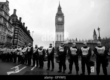 Schüler marschieren und stießen mit der Polizei und blockierte die Straße um Westminster protestieren gegen geplante Erhöhungen der Studiengebühren und Wartung Zuschuss Kürzungen am 24. November 2010 in London, United Kingdom.This ist der zweite Schüler Aktionstag und ein Student März am 10. November verursacht Sachschaden Millbank Tower und der Metropolitan Police wurde vorgeworfen, die Menge der Demonstranten stark zu unterschätzen. Es gibt Pläne, die Studenten Studiengebühren in England rund 9.000 £ pro Jahr statt der aktuellen £3.000 zu erhöhen. Stockfoto