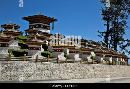 BU00096-00... BHUTAN - einige der 108 Chörten auf dem Gipfel des Dochu La (Pass). Stockfoto