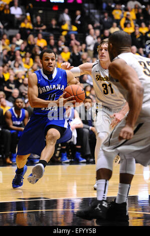 Wichita, Kansas, USA. 11. Februar 2015. Indiana State Platanen bewachen Brenton Scott (4) Laufwerke in den Korb während der NCAA Basketball-Spiel zwischen der Indiana State Platanen und die Wichita State Shockers in Charles Koch Arena in Wichita, Kansas. Kendall Shaw/CSM/Alamy Live-Nachrichten Stockfoto