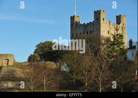 Rochester Castle vor blauem Himmel Stockfoto